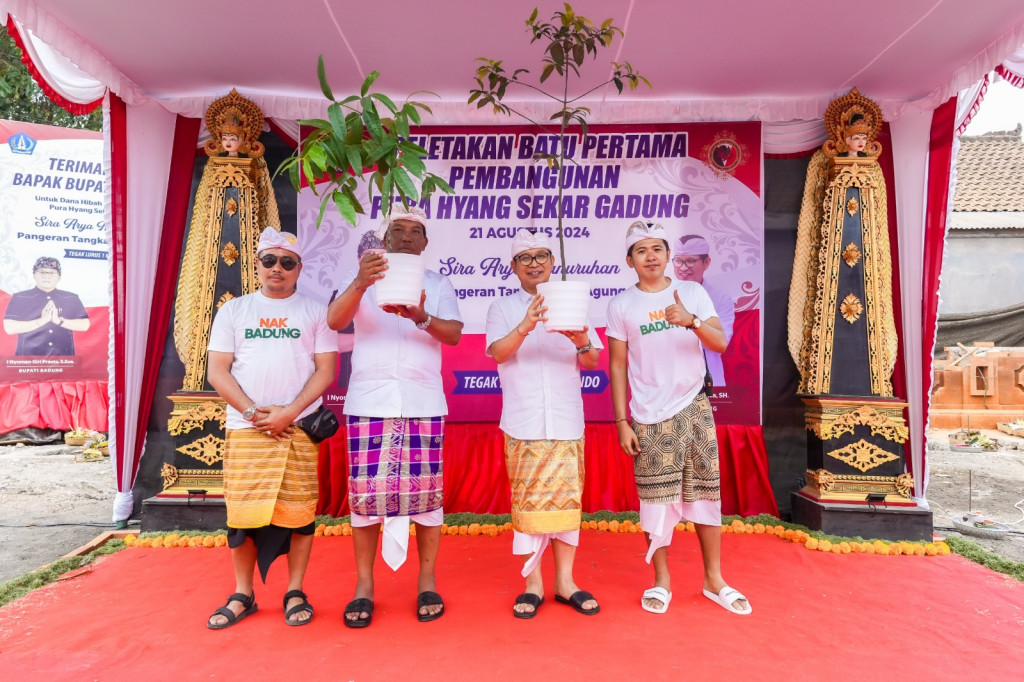 Sekda Adi Arnawa Mendem Dasar di Pura Hyang Sekar Gadung, Kerobokan